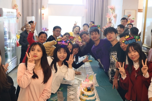 에 대한 최신 회사 뉴스 J&R 기술 생일 파티!